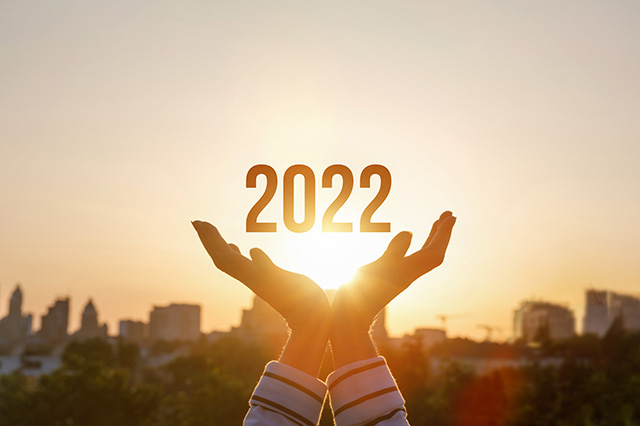 Hände halten 2022 in den Sonnenuntergang