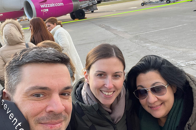 Stefan Schleicher, Melanie Grünewald und Ermira am Flughafen